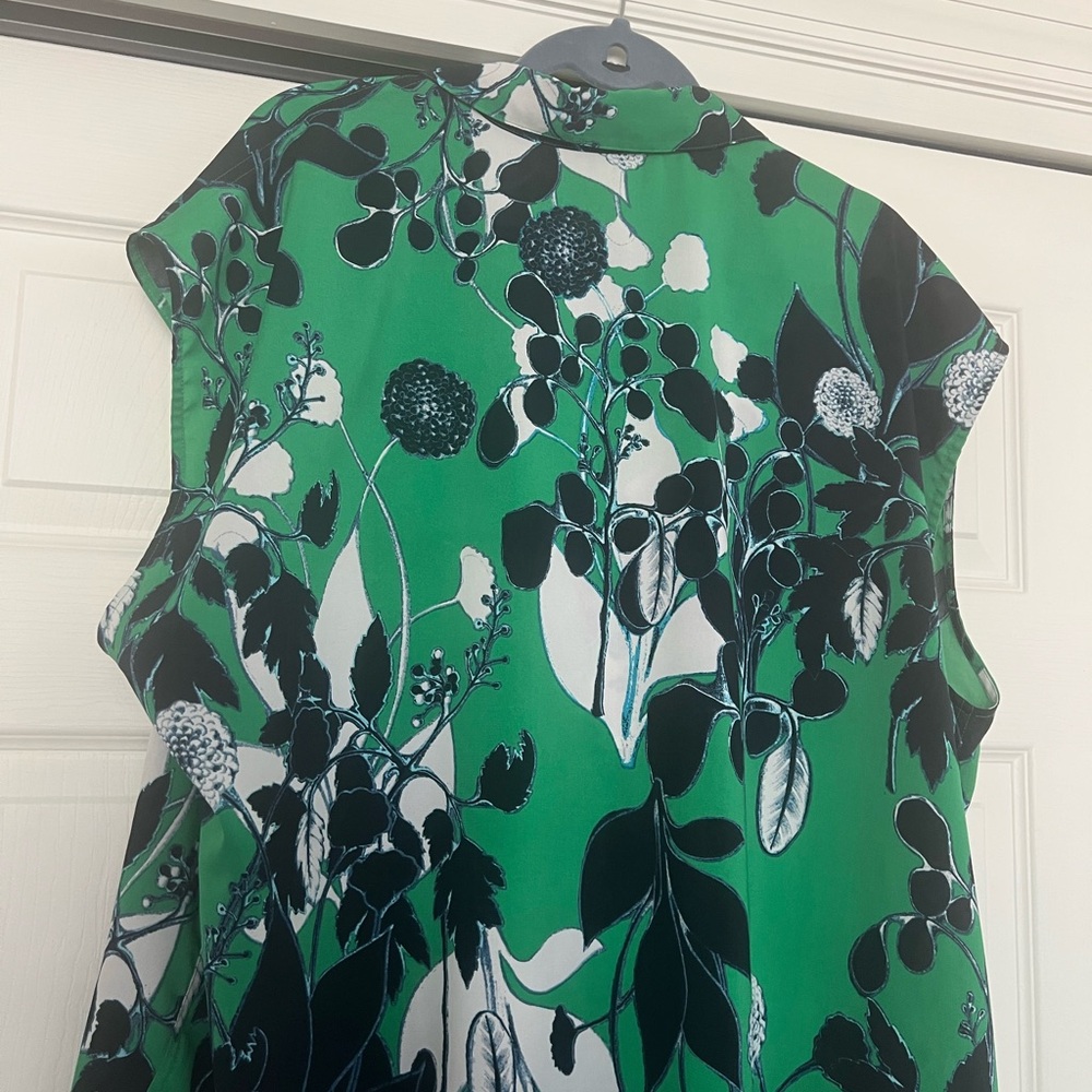 Coldwster Creek Green and Navy Floral Button Down Sleeveless Shirt.